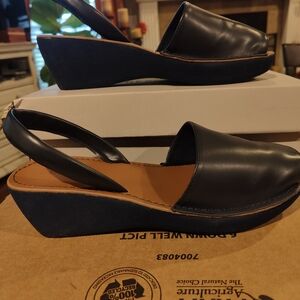 Kenneth Cole Reaction Navy Sandals